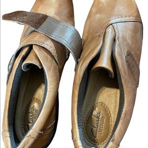 Clarks Artisan brown leather loafer with Velcro buckle